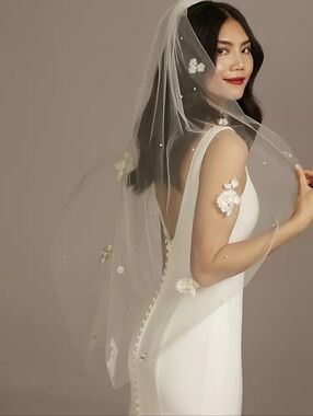 DAVID'S BRIDAL 3D Scattered Floral and Pearl Fingertip Veil STYLE# V8335.0